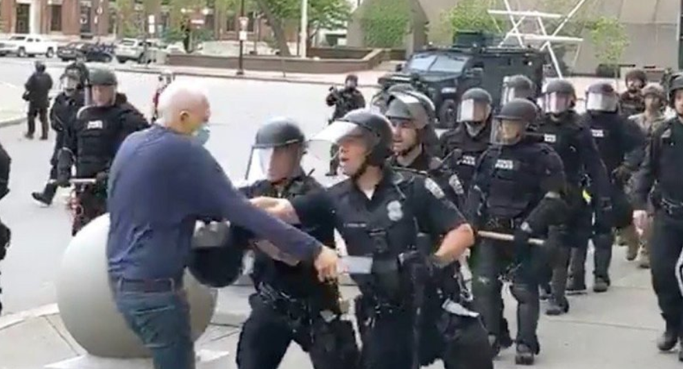 O nouă înregistrare șochează SUA. Doi polițiști sunt filmați cum trântesc un bărbat de 75 de ani și-l lasă plin de sânge