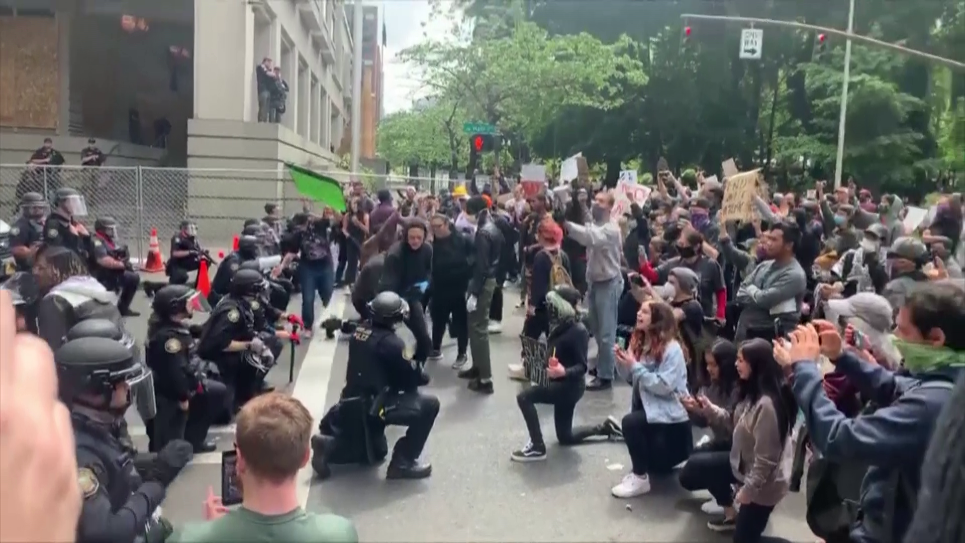 Gestul emoționant făcut de polițiștii din Oregon: Au îngenucheat în fața protestarilor