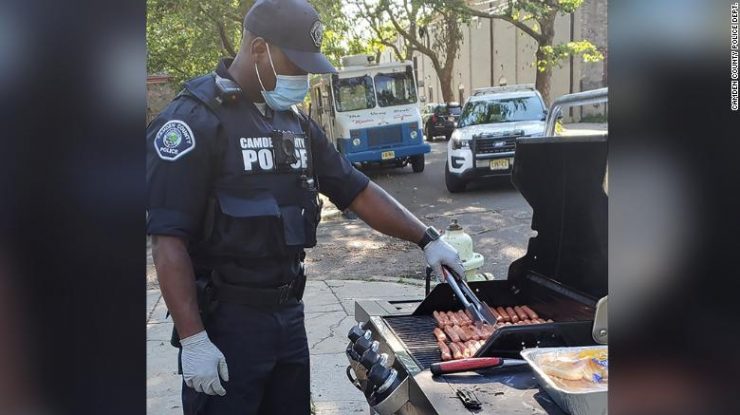 Orașul care și-a desființat acum 7 ani întreg departamentul de poliție, corupt și violent. Ce s-a întâmplat apoi