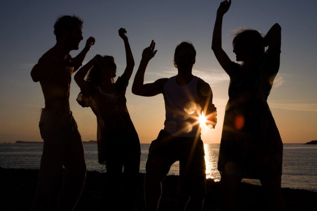Amenzile nu îi sperie pe petrecăreți. Un nou party pe plaja de la Tuzla, fără respectarea măsurilor de prevenire