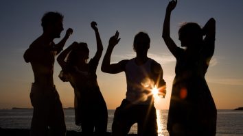 Amenzile nu îi sperie pe petrecăreți. Un nou party pe plaja de la Tuzla, fără respectarea măsurilor de prevenire