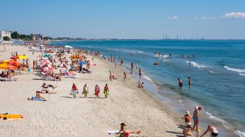 Noile condiții de malul mării. Salvamarii vor fi echipați cu  termoscanere şi kituri de oxigen