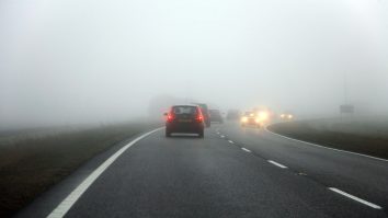 Se circulă în condiții de carosabil umed și ceață pe principalele artere rutiere din țară. Vezi despre ce zone e vorba