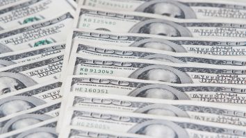 Un bancher român din State spune că protestele n-ar trebui să afecteze financiar țara noastră. Care este „norocul” României