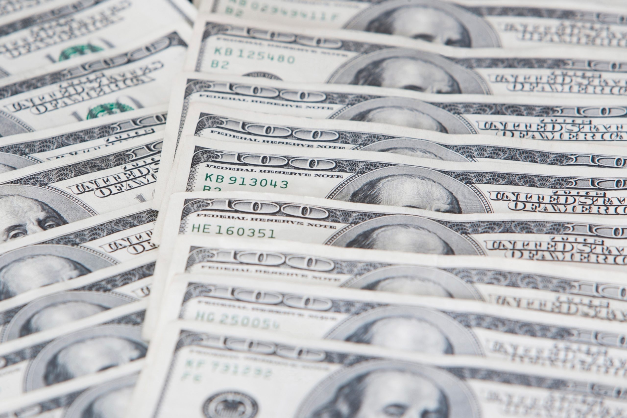 Un bancher român din State spune că protestele n-ar trebui să afecteze financiar țara noastră. Care este „norocul” României