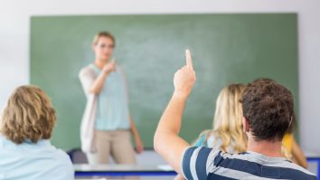 Copilul tău face educaţie sexuală la şcoală doar pe hârtie. Ce ar trebui să i se spună şi ce învaţă