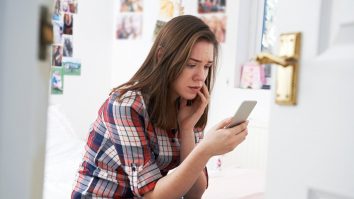 Vei fi acuzat de violență domestică dacă hărţuiești, ameninţi și publici poze intime online