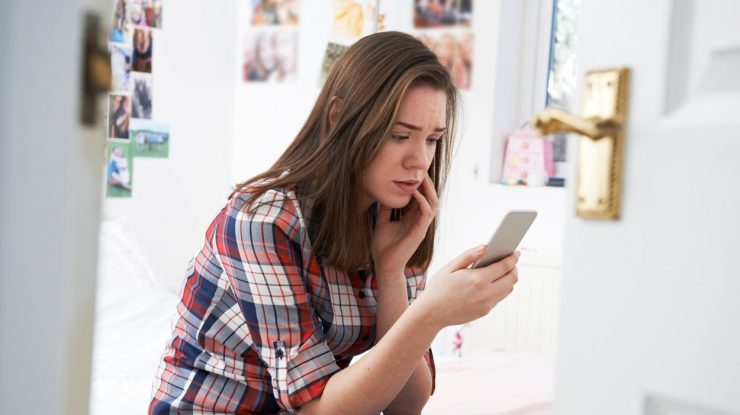 Vei fi acuzat de violență domestică dacă hărţuiești, ameninţi și publici poze intime online