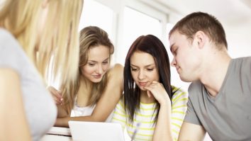 De la elev, la elev. O adolescentă de 17 ani predă educaţie sexuală celor mai mici decât ea