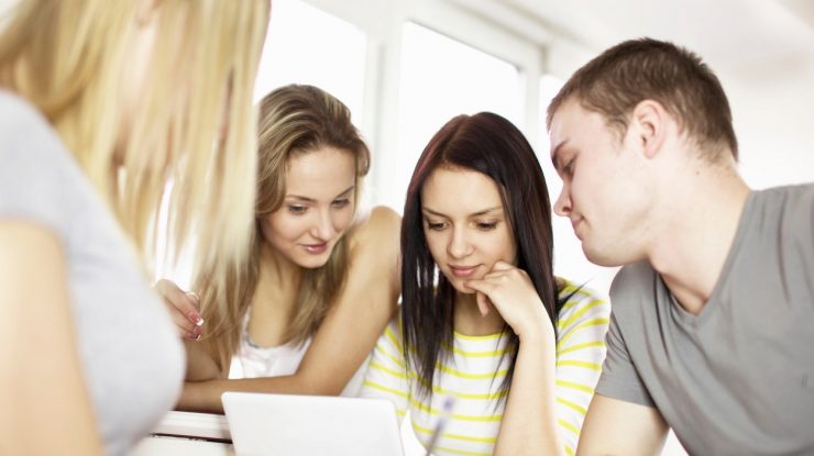 De la elev, la elev. O adolescentă de 17 ani predă educaţie sexuală celor mai mici decât ea