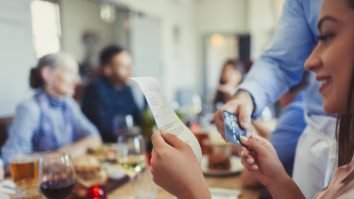 Taxa COVID, pe notele de plată din România. Câţi bani dai în plus la restaurant şi ce spune ANAF