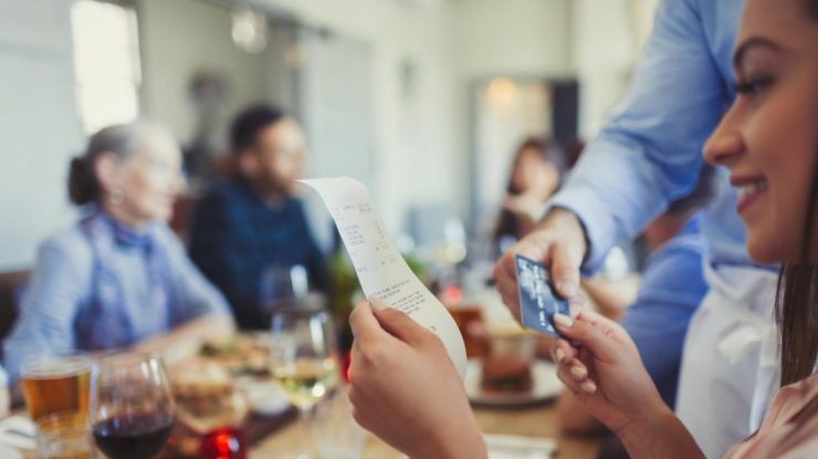 Taxa COVID, pe notele de plată din România. Câţi bani dai în plus la restaurant şi ce spune ANAF