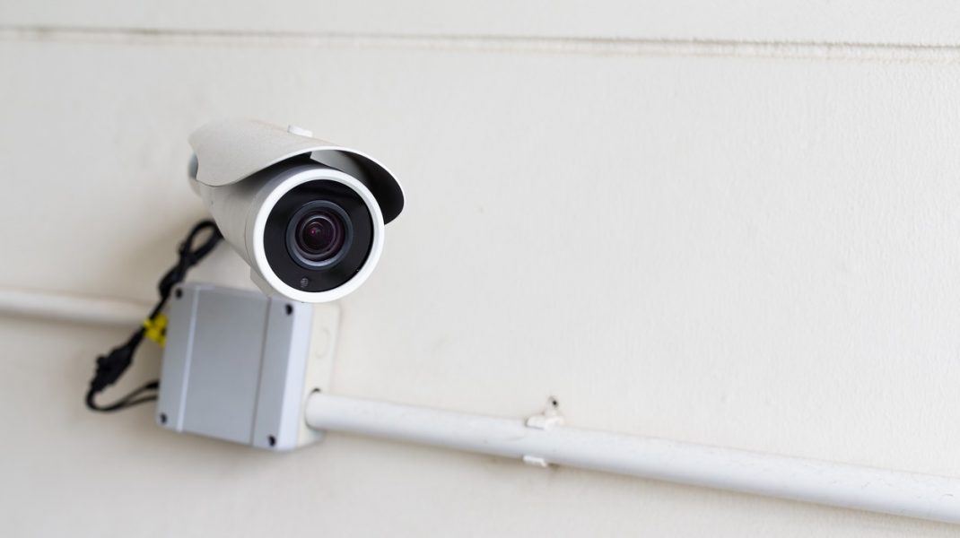 „Ochii“ care văd hoții, dar se pot întoarce împotriva ta: Camerele de supraveghere în blocuri, subiect controversat