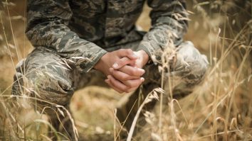 Mărturia unui soldat de 20 de ani: cum a scăpat viu după ce a fost „aruncat“ în sălbăticie și s-a întâlnit cu ursul