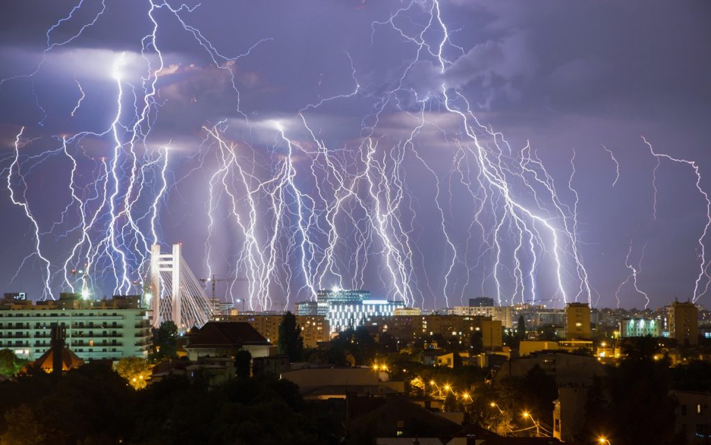 Se anunţă ploi torenţiale, descărcări electrice, vijelii şi grindină în 15 județe din țară