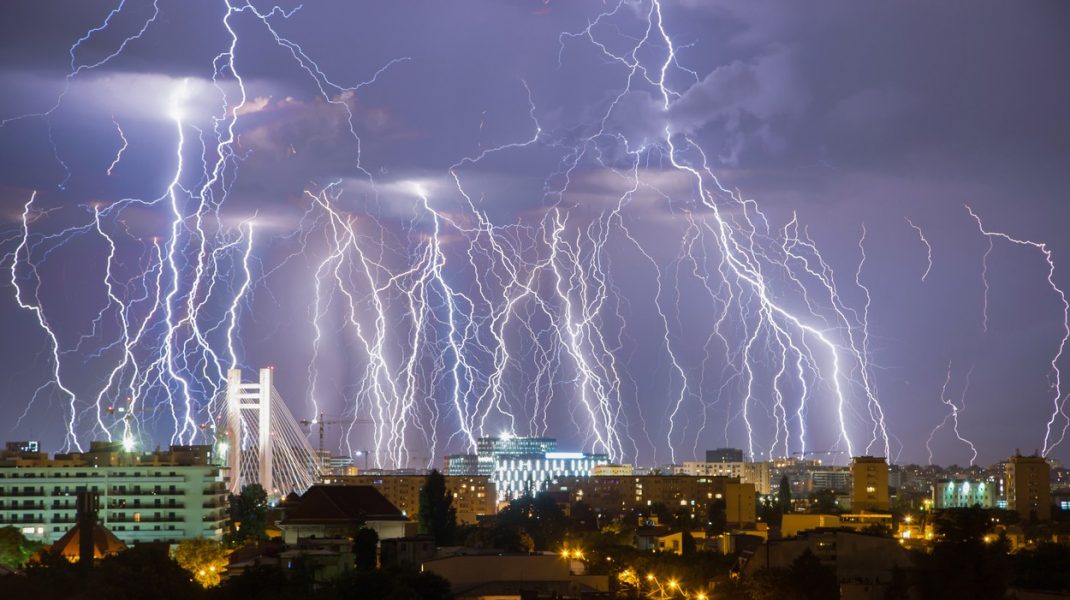 Se anunţă ploi torenţiale, descărcări electrice, vijelii şi grindină în 15 județe din țară