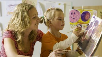 Bonele versus grădiniţele private. Părinţii sunt prinşi cu uşa pentru că nu au cu cine să îi lase pe cei mici