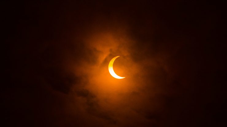 Azi are loc o eclipsă de Soare vizibilă și din România. Locurile de unde se poate observa cel mai bine