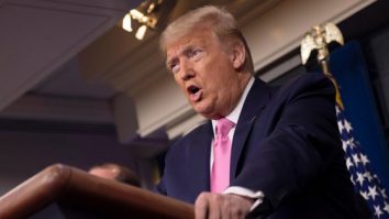 Donald Trump își pierde din popularitate. Criza economică și protestele i-au scăzut-o cu 10%