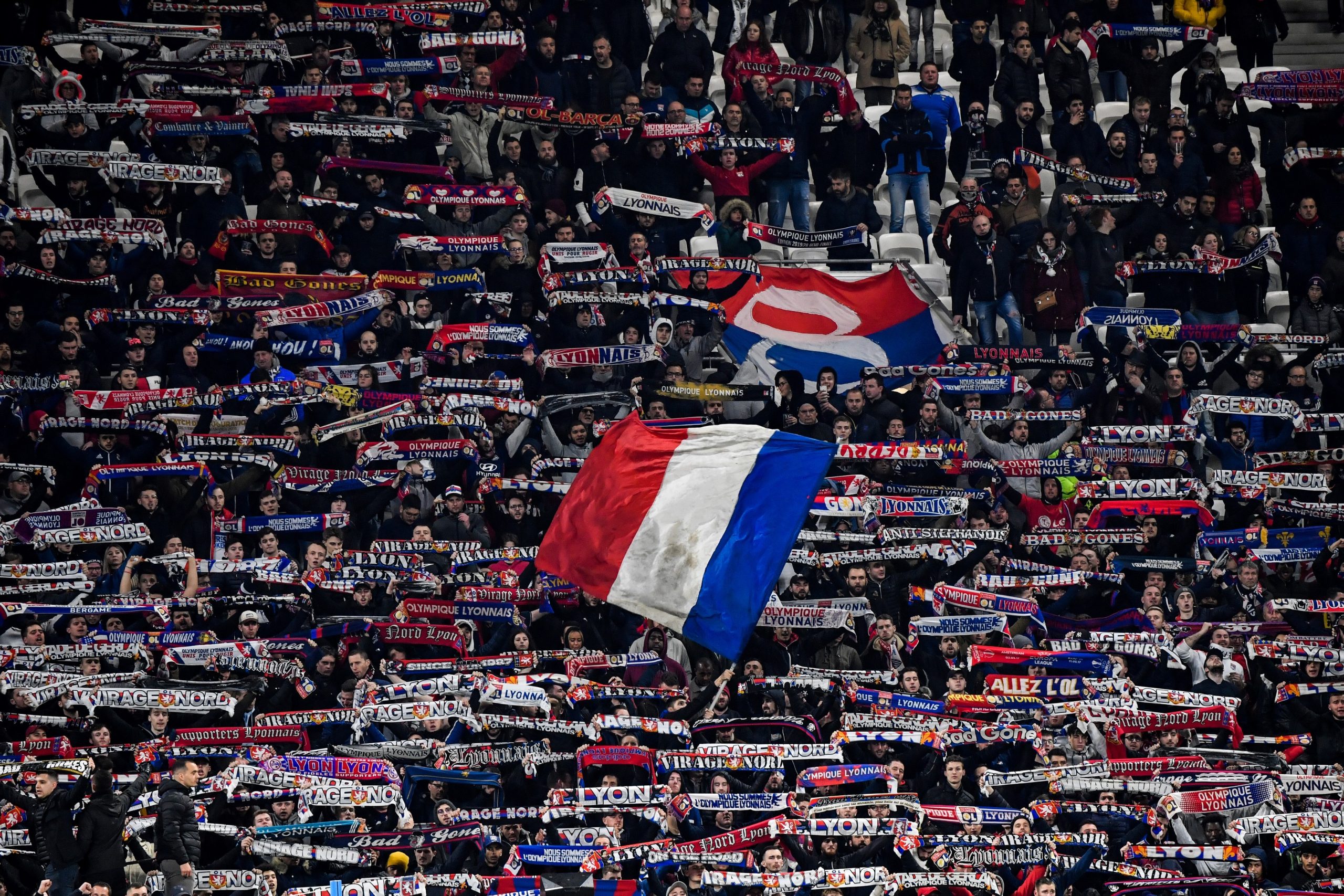 Franța va redeschide cinematografele, iar spectatorii se pot întoarce pe stadioane. Condițiile impuse de guvernul de la Paris