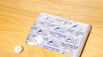 Ibuprofenul este testat în Marea Britanie pe pacienții infectați cu Covid-19