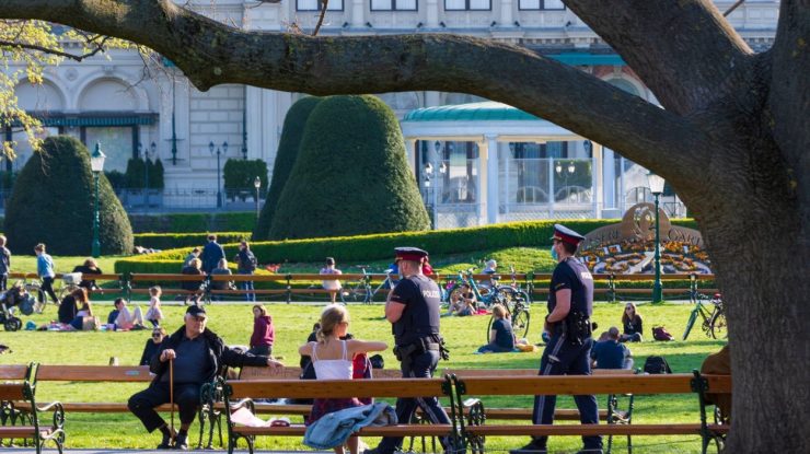 Amenda primită de un bărbat pentru că a tras un vânt „intenționat“ în fața polițiștilor austrieci. Ce spun agenții