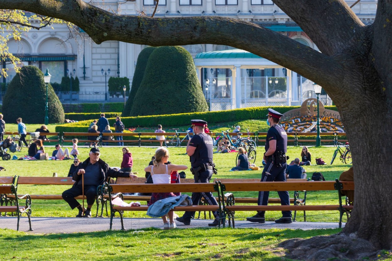 Amenda primită de un bărbat pentru că a tras un vânt „intenționat“ în fața polițiștilor austrieci. Ce spun agenții