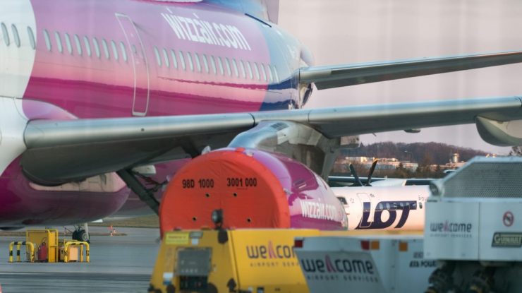 S-au trezit cu contractele suspendate. Sute de români, piloți și însoțitori de bord, demiși de Wizz Air