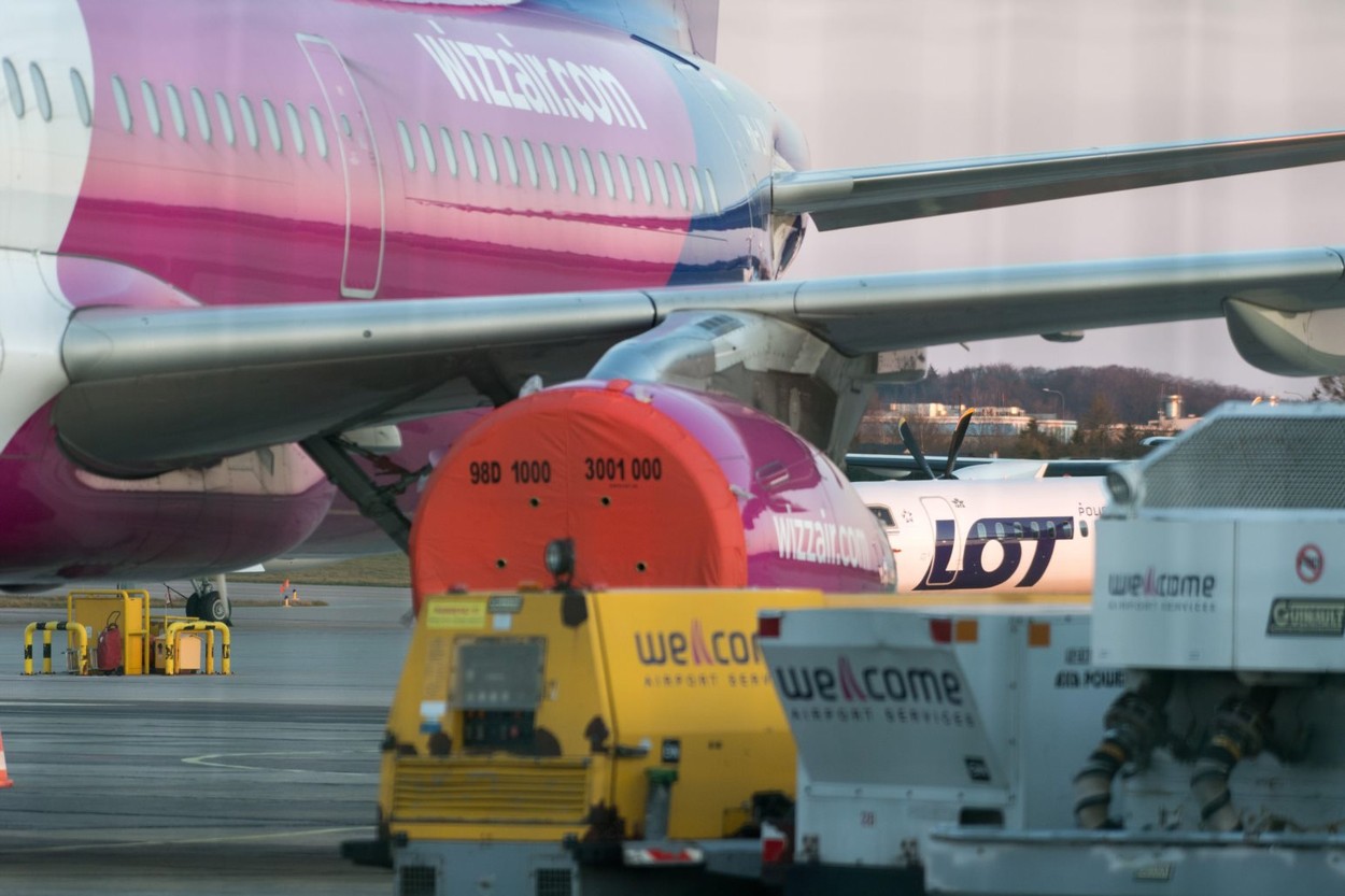 S-au trezit cu contractele suspendate. Sute de români, piloți și însoțitori de bord, demiși de Wizz Air