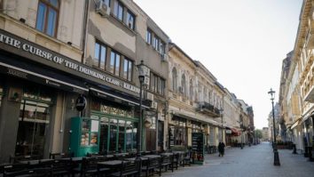 Orban, îngrijorat de faptul că terasele nu mai respectă regulile de distanțare socială. Guvernul va decide miercuri dacă va adopta noi măsuri de relaxare