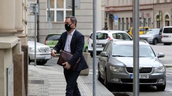 Cehia va expulza doi diplomați ruși, după ce au oferit informații false despre un presupus atac chimic asupra primarului din Praga