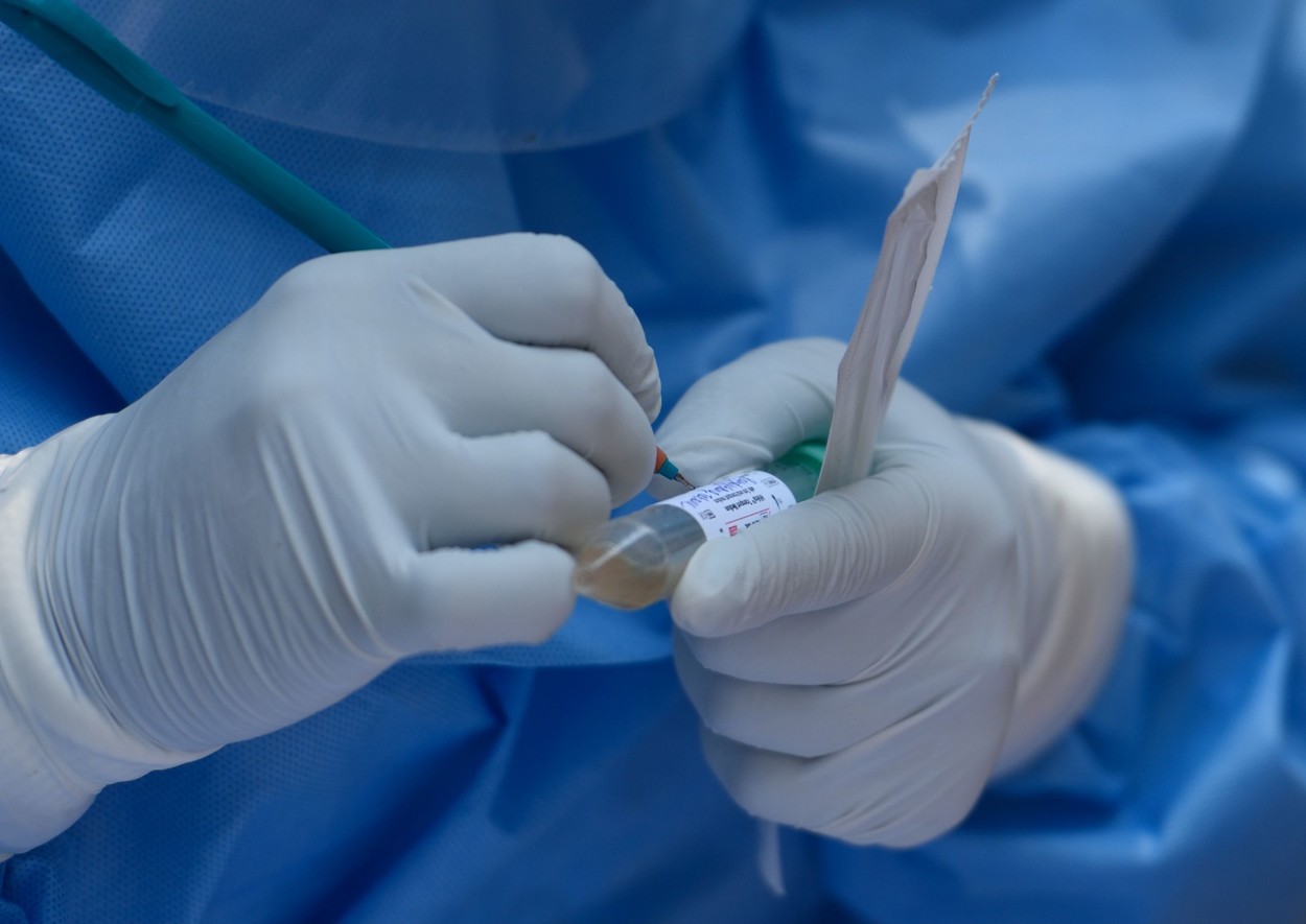 Valul doi e deja prezent în anumite zone din România, spune Virgil Musta: Riscăm să „ne relaxăm“ cu măsuri mai stricte