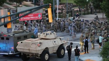 Peste 17.000 de soldați pe străzile din SUA. Numărul este acelaşi cu al celor aflaţi în Irak, Afganistan şi Siria