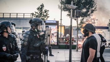 Incendii și gaze lacrimogene pe străzile din Paris. Francezii protestează împotriva violențelor poliției