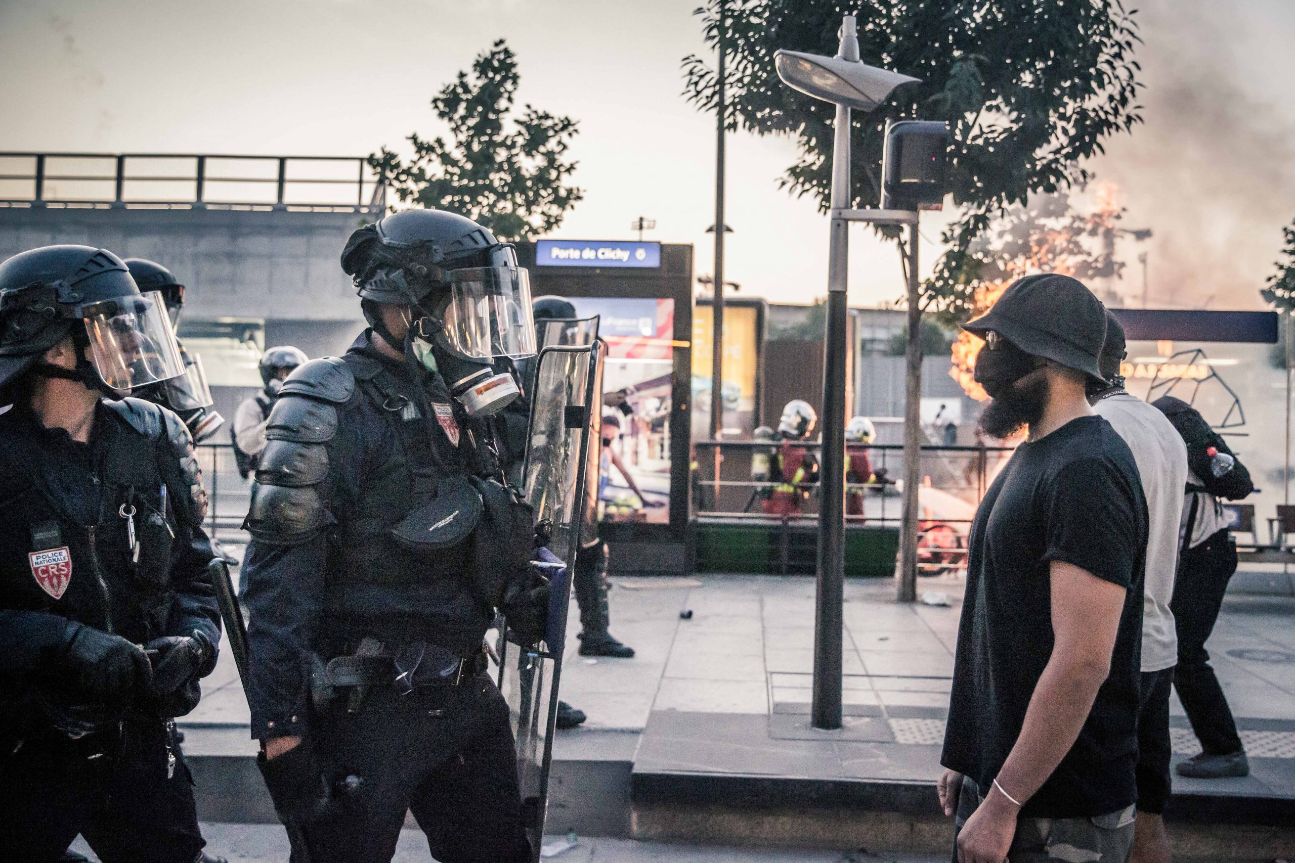 Incendii și gaze lacrimogene pe străzile din Paris. Francezii protestează împotriva violențelor poliției