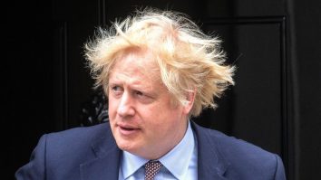 Boris Johnson îi sfătuieşte pe englezi să slăbească pentru a nu avea complicaţii în lupta cu virusul