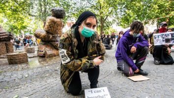 De ce îngenunchează americanii la proteste după moartea lui George Floyd. Ce simbolizează gestul