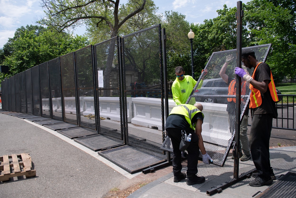 Donald Trump a ridicat un gard metalic în jurul Casei Albe. Cum au reacționat americanii: ”De la zidul cu Mexicul, a ajuns la asta”