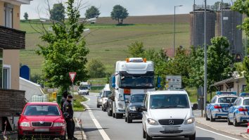 VIDEO. Val de aglomerație la frontiera cu Ungaria. Peste 10.000 de români au intrat în ţară