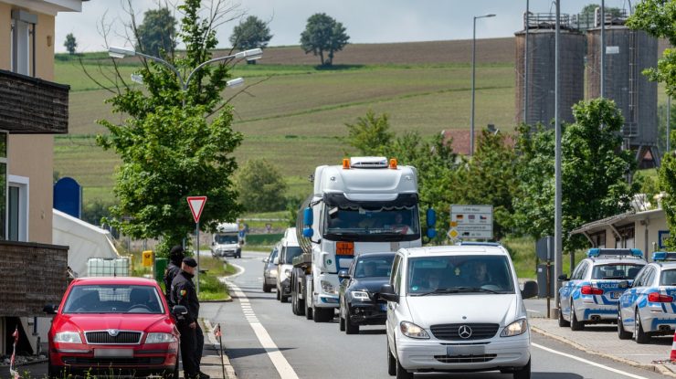 VIDEO. Val de aglomerație la frontiera cu Ungaria. Peste 10.000 de români au intrat în ţară