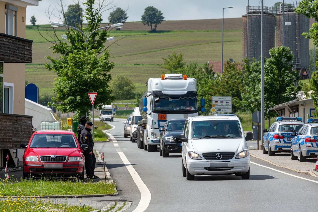 VIDEO. Val de aglomerație la frontiera cu Ungaria. Peste 10.000 de români au intrat în ţară