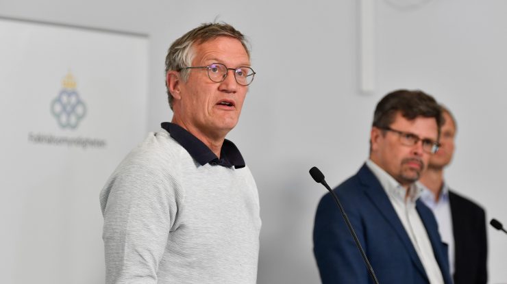 Principalul imunolog din Suedia este de părere că purtarea măştilor faciale este un act periculos