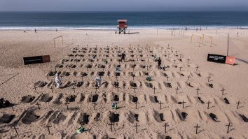 Motivul pentru care pe o plajă din Rio de Janeiro au apărut 100 de morminte