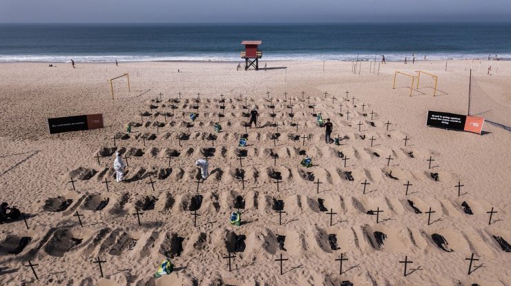 Motivul pentru care pe o plajă din Rio de Janeiro au apărut 100 de morminte