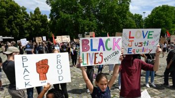 Zeci de mii de persoane au protestat împotriva rasismului în Germania