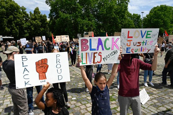 Zeci de mii de persoane au protestat împotriva rasismului în Germania
