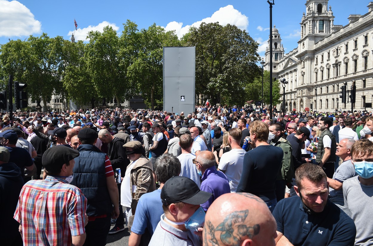 Protestatarii mișcării „Black Lives Matter” s-au adunat în centrul Londrei. Sadiq Khan le-a cerut oamenilor să rămână în case