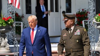 Reacția lui Trump după ce mersul lui pe o rampă a lansat speculații că ar fi bolnav