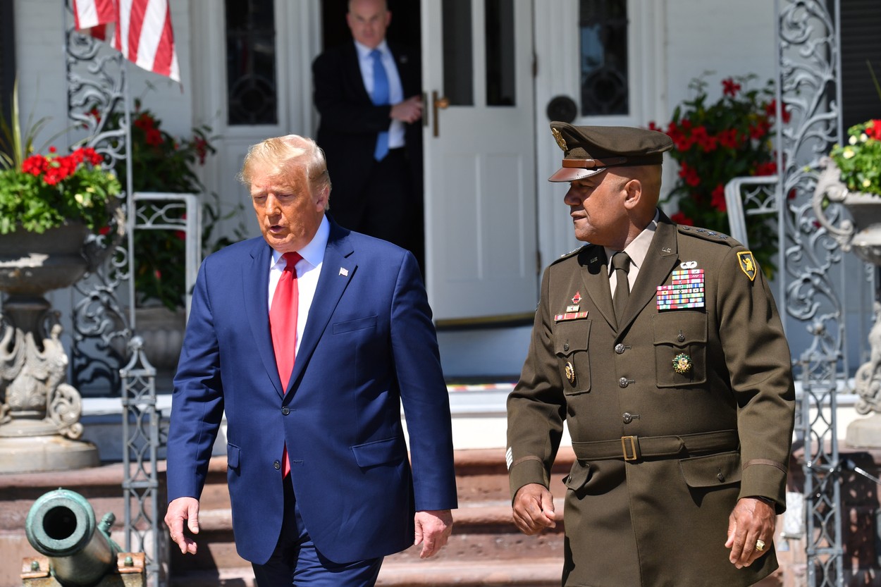 Reacția lui Trump după ce mersul lui pe o rampă a lansat speculații că ar fi bolnav