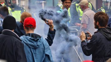 Violenţe la Londra, în timpul protestelor antirasism. S-a aruncat cu sticle și petarde, iar unii manifestanți au lovit cu pumnii polițiștii